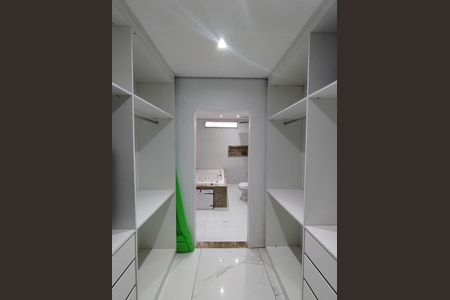 Casa para alugar com 221m², 4 quartos e 2 vagas Casa para alugar com 221m², 4 quartos e 2 vagasCloset