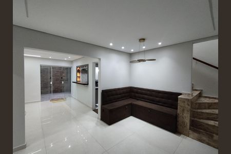Casa para alugar com 221m², 4 quartos e 2 vagas Casa para alugar com 221m², 4 quartos e 2 vagasSala