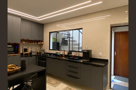 Casa à venda com 250m², 3 quartos e 1 vaga Casa à venda com 250m², 3 quartos e 1 vagaCozinha