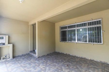 Casa à venda com 180m², 3 quartos e 2 vagas Casa à venda com 180m², 3 quartos e 2 vagasFachada