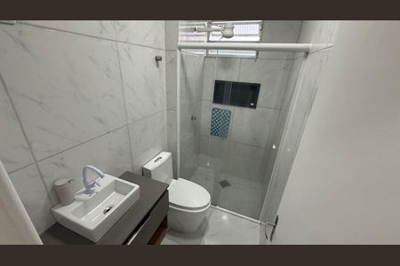Banheiro de apartamento para alugar com 2 quartos, 57m² em Serraria, São José