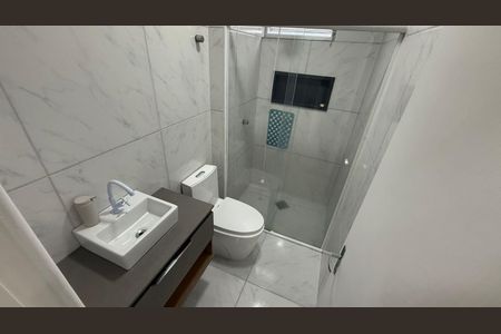 Banheiro de apartamento para alugar com 2 quartos, 57m² em Serraria, São José