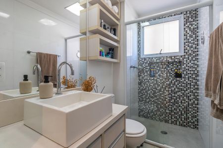 Banheiro Social de apartamento à venda com 4 quartos, 105m² em Jardim Tupanci, Barueri