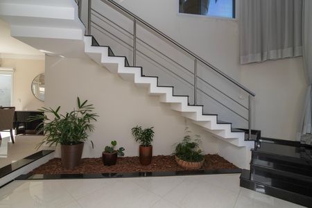 Casa de condomínio para alugar com 255m², 4 quartos e 4 vagas Casa de condomínio para alugar com 255m², 4 quartos e 4 vagasEscada
