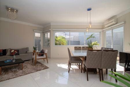 Casa de condomínio para alugar com 255m², 4 quartos e 4 vagas Casa de condomínio para alugar com 255m², 4 quartos e 4 vagasSala
