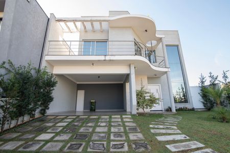 Casa de condomínio para alugar com 255m², 4 quartos e 4 vagas Casa de condomínio para alugar com 255m², 4 quartos e 4 vagasFachada