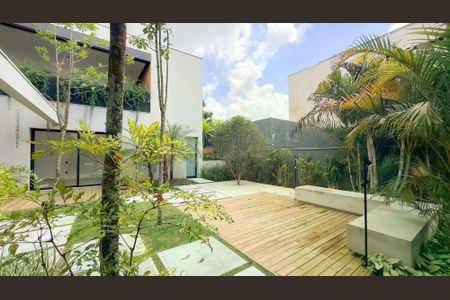 Casa de condomínio à venda com 665m², 5 quartos e 4 vagas