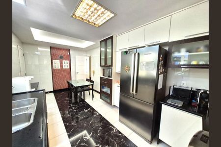 Casa à venda com 280m², 4 quartos e 2 vagas