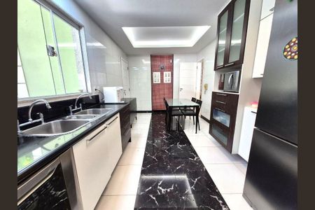 Casa à venda com 280m², 4 quartos e 2 vagas