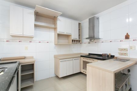 Casa à venda com 110m², 2 quartos e 2 vagas Casa à venda com 110m², 2 quartos e 2 vagasCozinha - Armários