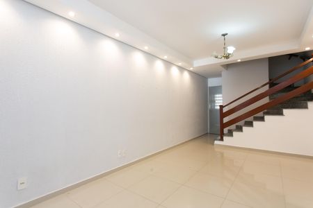 Casa à venda com 110m², 2 quartos e 2 vagas Casa à venda com 110m², 2 quartos e 2 vagasSala