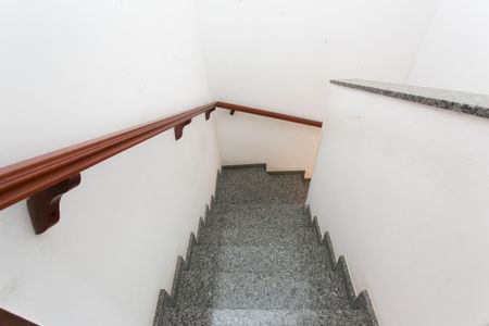 Casa à venda com 110m², 2 quartos e 2 vagas Casa à venda com 110m², 2 quartos e 2 vagasEscada