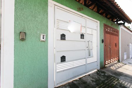 Casa à venda com 110m², 2 quartos e 2 vagas Casa à venda com 110m², 2 quartos e 2 vagasFachada