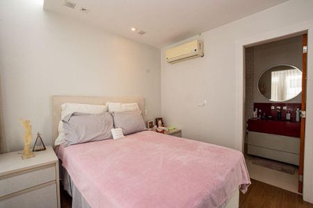 Casa à venda com 4 quartos, 490m² em Charitas, Niterói