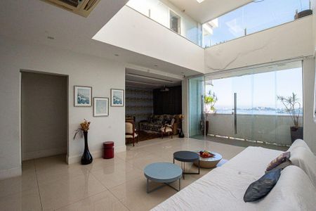 Casa à venda com 4 quartos, 490m² em Charitas, Niterói