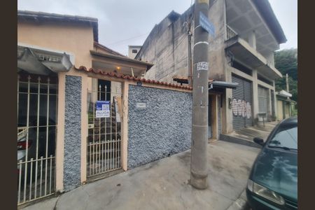 Casa para alugar com 80m², 2 quartos e sem vagaFachada do imóvel com placa QuintoAndar