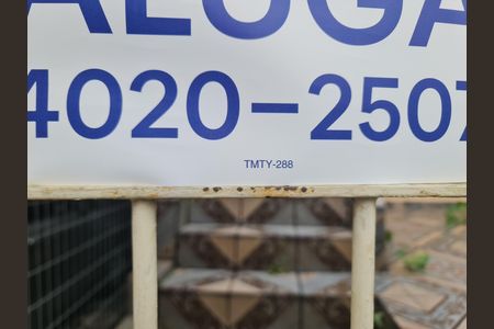 Casa para alugar com 80m², 2 quartos e sem vagaFachada do imóvel com placa QuintoAndar