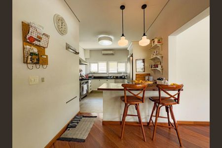 Casa de condomínio à venda com 348m², 4 quartos e 4 vagas