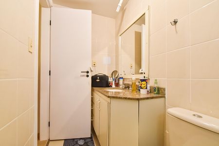Apartamento à venda com 65m², 2 quartos e 2 vagas Apartamento à venda com 65m², 2 quartos e 2 vagasBanheiro da suíte