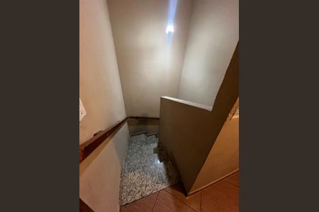 Casa de condomínio à venda com 64m², 2 quartos e 1 vagaEscada