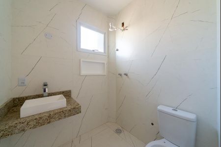 Casa de condomínio para alugar com 220m², 3 quartos e 4 vagas Casa de condomínio para alugar com 220m², 3 quartos e 4 vagasBanheiro da Suíte 1