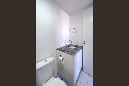 Banheiro de apartamento para alugar com 1 quarto, 25m² em Parque Industrial Tomas Edson, São Paulo