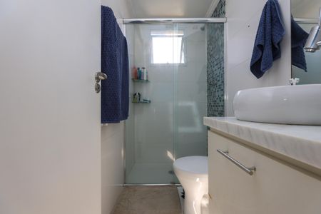 Apartamento à venda com 72m², 2 quartos e 2 vagas Apartamento à venda com 72m², 2 quartos e 2 vagasBanheiro da Suíte 1
