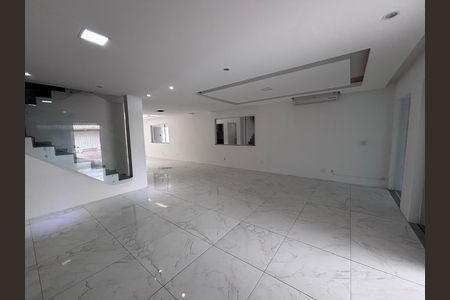 Casa de condomínio para alugar com 329m², 4 quartos e 3 vagas Casa de condomínio para alugar com 329m², 4 quartos e 3 vagasSala