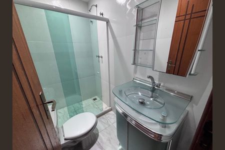 Casa de condomínio para alugar com 329m², 4 quartos e 3 vagas Casa de condomínio para alugar com 329m², 4 quartos e 3 vagasBanheiro do Quarto 1