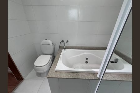 Casa de condomínio para alugar com 329m², 4 quartos e 3 vagas Casa de condomínio para alugar com 329m², 4 quartos e 3 vagasBanheiro do Quarto 2