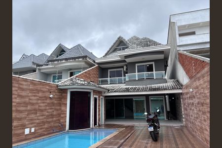 Casa de condomínio para alugar com 329m², 4 quartos e 3 vagas Casa de condomínio para alugar com 329m², 4 quartos e 3 vagasÁrea externa