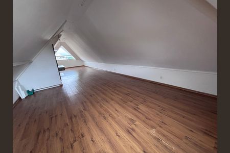 Casa de condomínio para alugar com 329m², 4 quartos e 3 vagas Casa de condomínio para alugar com 329m², 4 quartos e 3 vagasSótão