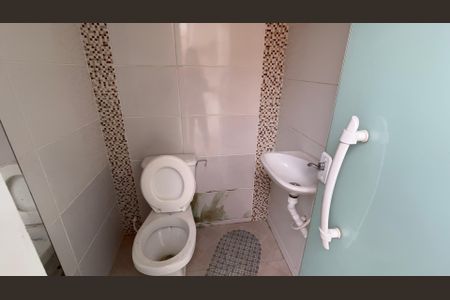 Casa de condomínio para alugar com 329m², 4 quartos e 3 vagas Casa de condomínio para alugar com 329m², 4 quartos e 3 vagasBanheiro externo