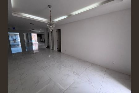 Casa de condomínio para alugar com 329m², 4 quartos e 3 vagas Casa de condomínio para alugar com 329m², 4 quartos e 3 vagasSala