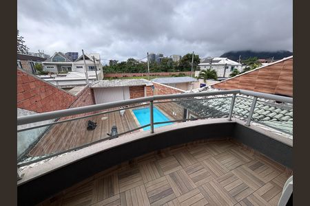 Casa de condomínio para alugar com 329m², 4 quartos e 3 vagas Casa de condomínio para alugar com 329m², 4 quartos e 3 vagasVarando do quarto 2