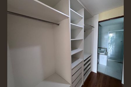 Casa de condomínio para alugar com 329m², 4 quartos e 3 vagas Casa de condomínio para alugar com 329m², 4 quartos e 3 vagasCloset do quarto 2