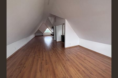 Casa de condomínio para alugar com 329m², 4 quartos e 3 vagas Casa de condomínio para alugar com 329m², 4 quartos e 3 vagasSótão