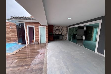 Casa de condomínio para alugar com 329m², 4 quartos e 3 vagas Casa de condomínio para alugar com 329m², 4 quartos e 3 vagasÁrea externa