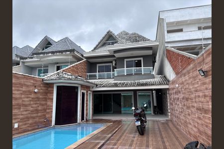 Casa de condomínio para alugar com 329m², 4 quartos e 3 vagas Casa de condomínio para alugar com 329m², 4 quartos e 3 vagasÁrea externa