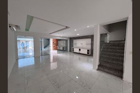 Sala de casa de condomínio para alugar com 4 quartos, 329m² em Recreio dos Bandeirantes, Rio de Janeiro