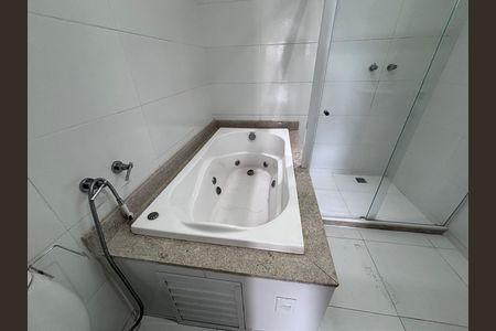 Casa de condomínio para alugar com 329m², 4 quartos e 3 vagas Casa de condomínio para alugar com 329m², 4 quartos e 3 vagasBanheiro do Quarto 2