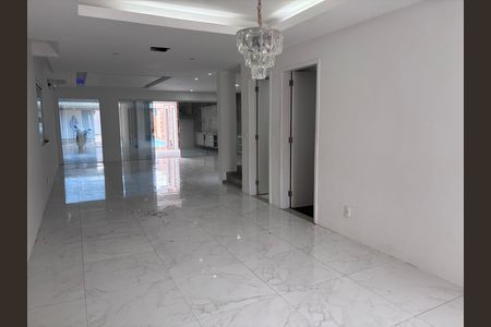 Casa de condomínio para alugar com 329m², 4 quartos e 3 vagas Casa de condomínio para alugar com 329m², 4 quartos e 3 vagasSala