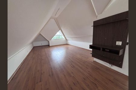 Casa de condomínio para alugar com 329m², 4 quartos e 3 vagas Casa de condomínio para alugar com 329m², 4 quartos e 3 vagasSótão