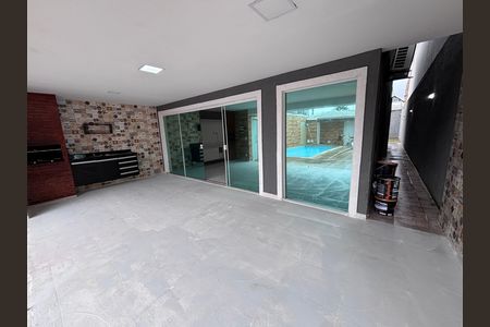 Casa de condomínio para alugar com 329m², 4 quartos e 3 vagas Casa de condomínio para alugar com 329m², 4 quartos e 3 vagasÁrea externa