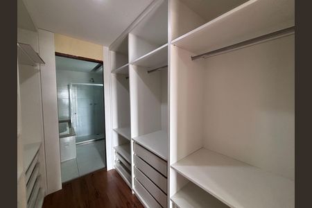 Casa de condomínio para alugar com 329m², 4 quartos e 3 vagas Casa de condomínio para alugar com 329m², 4 quartos e 3 vagasCloset do quarto 2