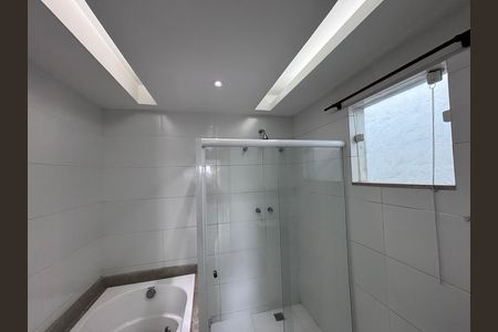 Casa de condomínio para alugar com 329m², 4 quartos e 3 vagas Casa de condomínio para alugar com 329m², 4 quartos e 3 vagasBanheiro do Quarto 2