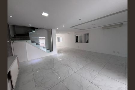 Casa de condomínio para alugar com 329m², 4 quartos e 3 vagas Casa de condomínio para alugar com 329m², 4 quartos e 3 vagasSala