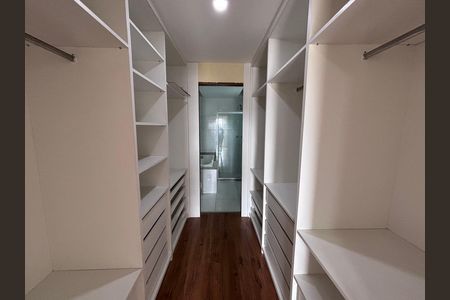 Casa de condomínio para alugar com 329m², 4 quartos e 3 vagas Casa de condomínio para alugar com 329m², 4 quartos e 3 vagasCloset do quarto 2