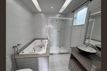 Casa de condomínio para alugar com 329m², 4 quartos e 3 vagas Casa de condomínio para alugar com 329m², 4 quartos e 3 vagasBanheiro do Quarto 2