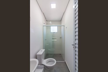 Banheiro de kitnet/studio para alugar com 1 quarto, 25m² em Km 18, Osasco